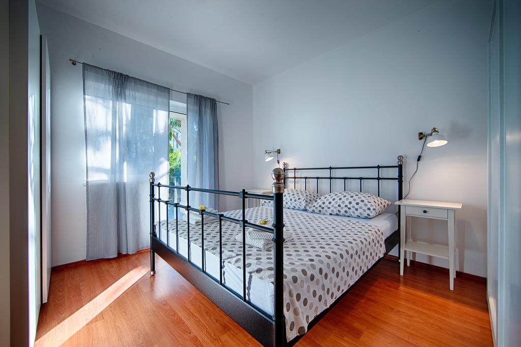 Apartments Zambarlin Komiža Chambre photo