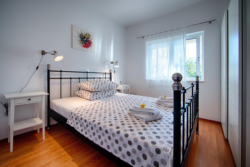 Apartments Zambarlin Komiža Chambre photo